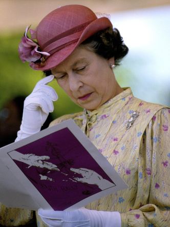 Королева стиля: самые странные «модные причуды» Елизаветы II, за которые ее полюбил весь мир