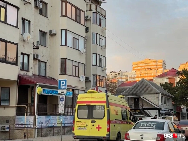 Во дворе этого дома часто собираются студенты | Источник: Валерия Дульская / 93.RU