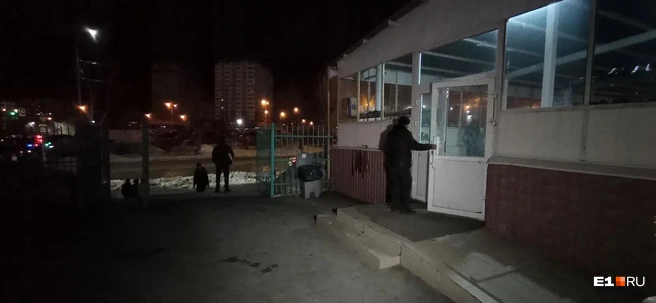 Рано утром верующих у мечети было не так много, перекрывать дороги не пришлось | Источник: ТА «Ночные новости»