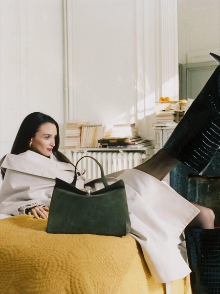 Звезда «Белого лотоса» Шарлотта Ле Бон в образе матери Симона Порта Жакмюса — кампейн сумки Valérie | Источник: Jacquemus