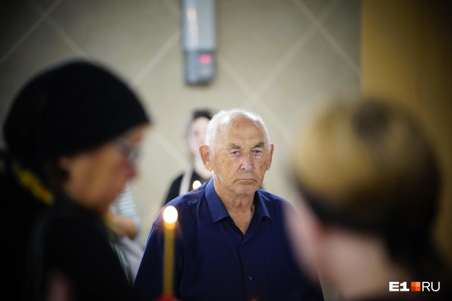 Анатолий несколько лет назад похоронил жену, а теперь еще дочь и внука | Источник: Кирилл Кушнов / E1.RU