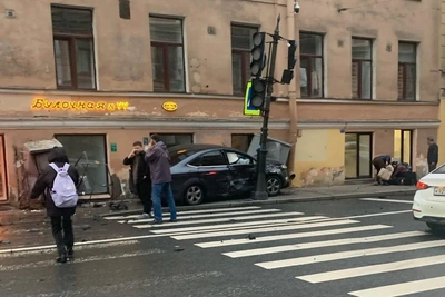 Два авто вылетели на тротуар на Садовой