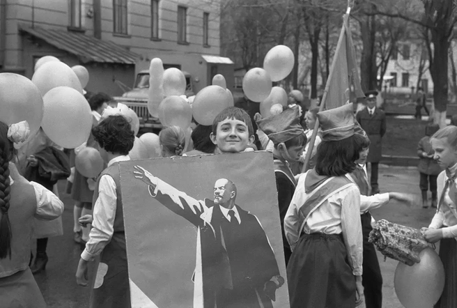 Количество плакатов, портретов и транспарантов в эти дни зашкаливало | Источник: Владимир Соколаев / pastvu.com