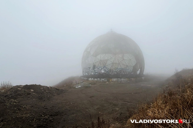Владельцы должны убрать его с сопки до конца марта | Источник: Елена Буйвол / VLADIVOSTOK1.RU