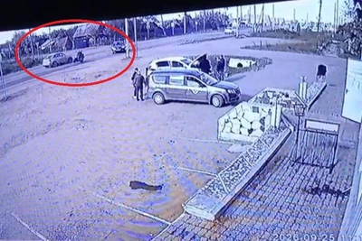 На Урале мотоциклист на скорости 119 км/ч врезался в кроссовер