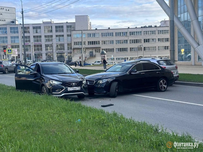«Мерседес» подбил «Ладу» Смольного у «Европолиса» | Источник: читатель «Фонтанки»