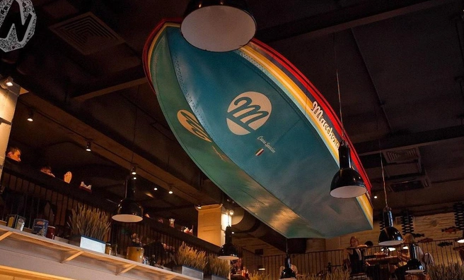 Лодка — фишка интерьера этого ресторана | Источник: Maccheroni Ciao • Екатеринбург / Vk.com