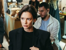 Толстоганова в полупрозрачном боди и Андреева, воркующая с Бондарчуком. Премьера сериала «The Телки»