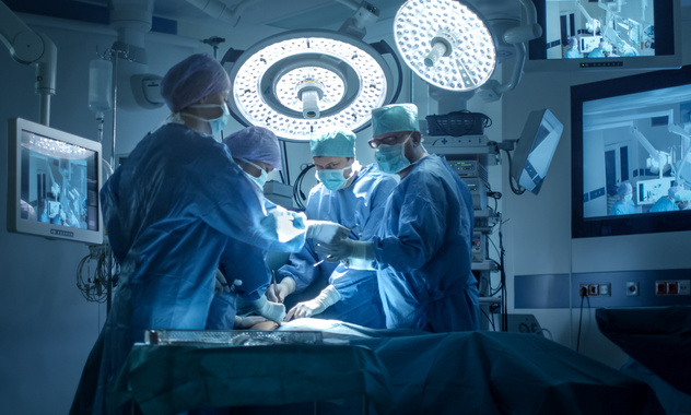 Врачи провели первую в мире срочную операцию по пересадке лица