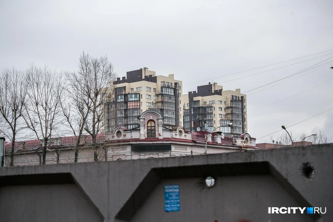 Тем временем буквально в нескольких метрах виднеется симпатичный и ухоженный дом на Карла Маркса, а еще&nbsp;благополучные высотки на Декабрьских Событий | Источник: Ксения Филимонова / «ИрСити»