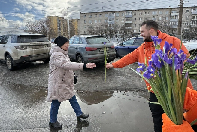 Мужская часть коллектива пиццерии, несмотря на мороз, дружной компанией вышла на улицы города с пышными букетами цветущих ирисов | Источник: «Додо Пицца»