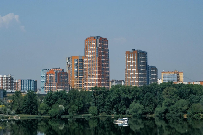 «Ольховский парк» рисует притягательную линию горизонта за Макаровским мостом, сочетаясь с прогулочной набережной, что появилась благодаря фестивалю «Атмофест». Вид из окон домов тоже прекрасный | Источник: Forum 