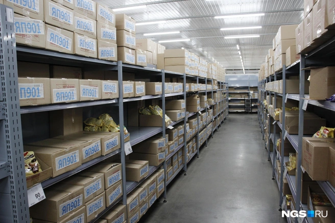 Магазин рассчитан на покупателей, которые готовы брать товар коробками  | Источник: Стас Соколов / NGS.RU
