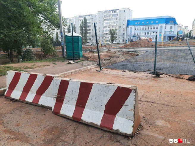 Блоки, сетчатый забор и туалетная кабинка | Источник: Анастасия Баринова / 56.RU
