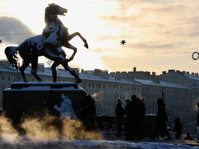 Пешеходы на Аничковом мосту в морозном воздухе.