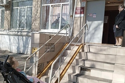 Мама инвалида просит ремонта пандуса в волгоградской больнице