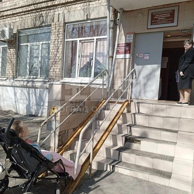 Мама девочки утверждает, что пандус нужно привести в порядок | Источник: читательница V1.RU