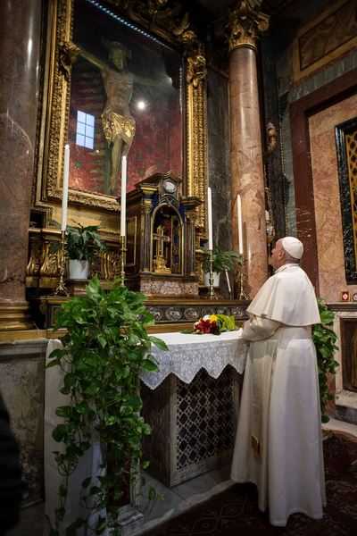 Папа римский помолился перед крестом, которому римляне молились во время эпидемии чумы в XVI веке