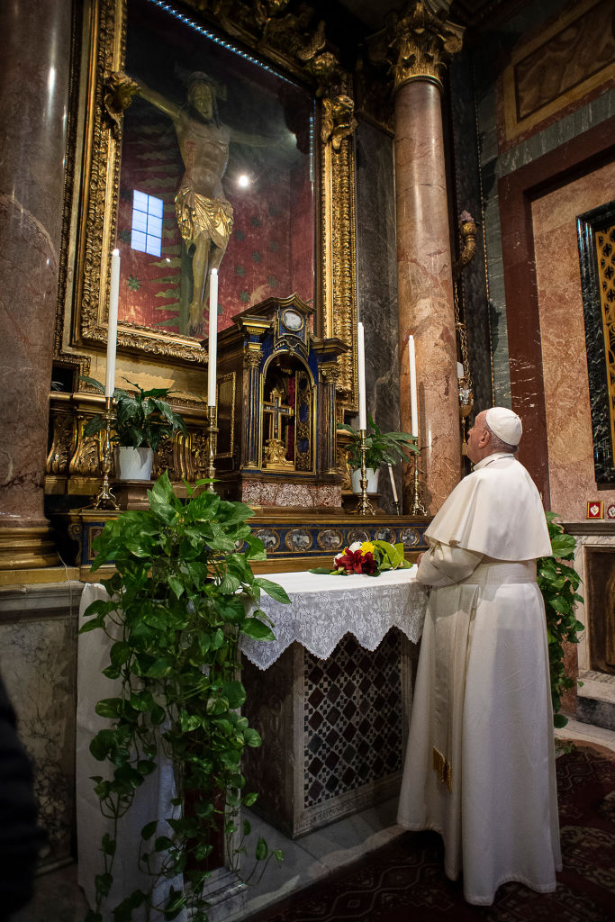 Фото №1 - Папа римский помолился перед крестом, которому римляне молились во время эпидемии чумы в XVI веке