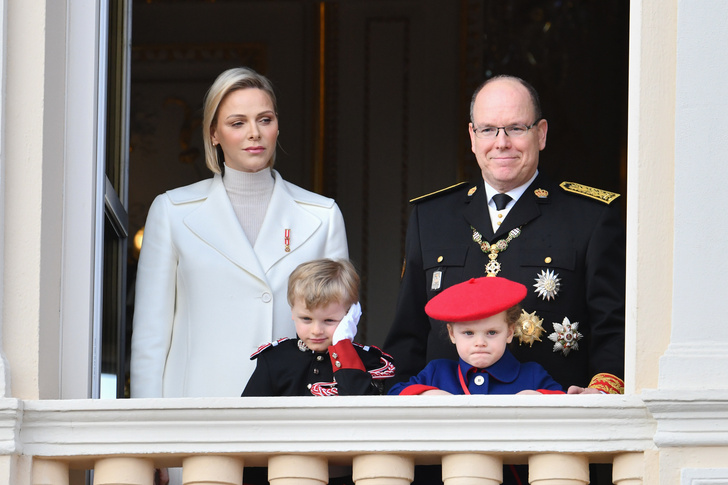 Княгиня Шарлин и Альбер II с детьми
