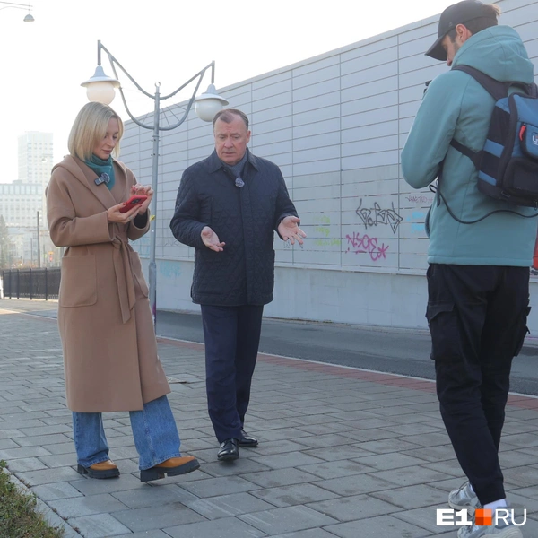Вряд ли вы задумывались, но оператор прямых эфиров во время работы в основном идет задом наперед | Источник: Владислав Лоншаков / E1.RU
