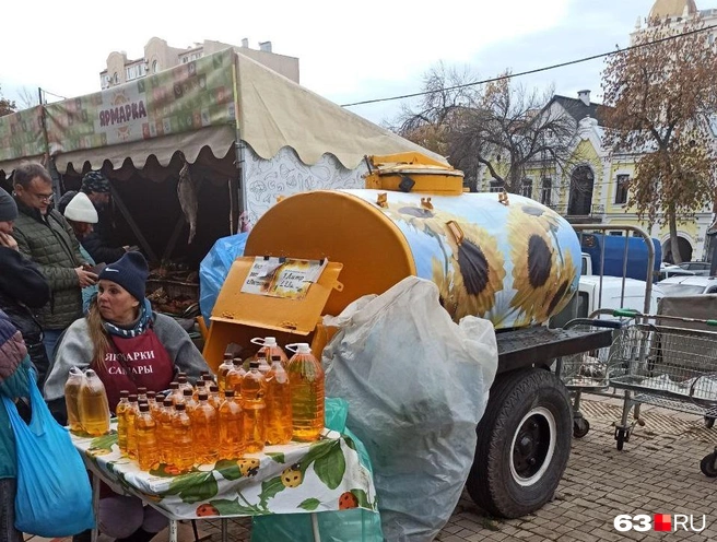 Бочка с разливным подсолнечным маслом на ярмарке у музея Алабина. Очень 2024 года | Источник: Евгений Зиновьев / 63.RU