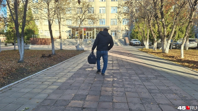 Гонцов пришел в зал суда с собранной сумкой | Источник: Александр Лисихин / 45.RU 