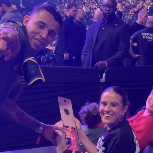 Жена и сын (сидит спиной) Кайо Борральо, сам Кайо собирается выйти на бой, мужчина слева — это боец Карлос Пратес по совместительству одноклубник и друг Кайо | Источник: Александр Пахомов / личный архив