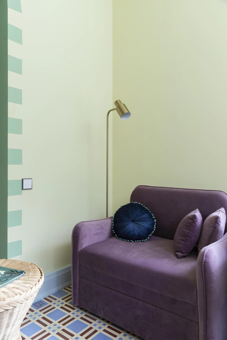 Кресло, Divan.ru. Торшер, La Redoute. Плинтус, «Европласт». | Источник: Константин Малюта. Стиль: Даша Косса