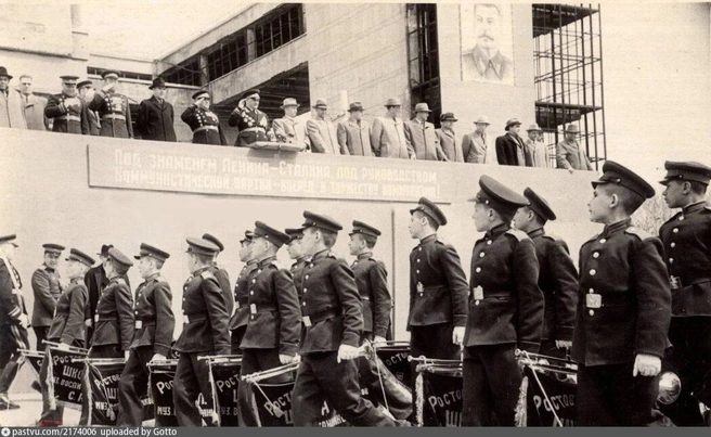 Курсанты Школы музыкантских воспитанников на Театральной площади в 1954 году. Парад принимает командующий Северо-Кавказским военным округом генерал Андрей Иванович Еременко | Источник: Pastvu.com