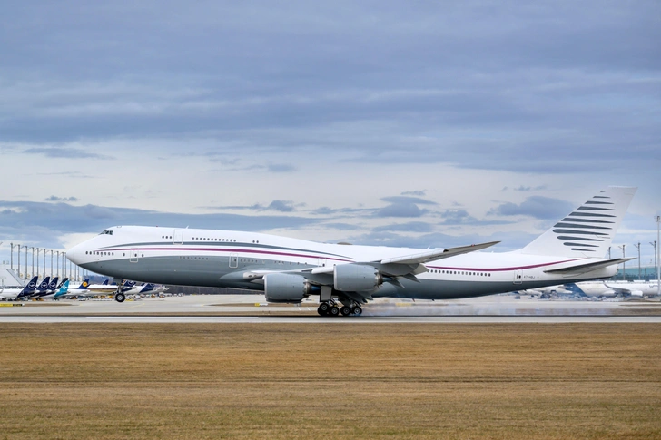 Boeing 747-8 рейса Qatar Amiri с регистрацией A7-HBJ приземляется на южной взлетно-посадочной полосе аэропорта Мюнхена, 2022 | Источник: Dirk Daniel Mann