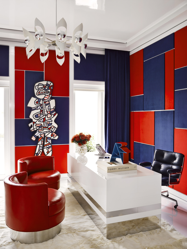 Палитра интерьера повторяет фирменный триколор от Tommy Hilfiger: сочетание белого, красного и синего. Стены декорированы мягкими текстильными панелями. На стене — работа французского художника Жана Дюбюффе Les Gemmeux.