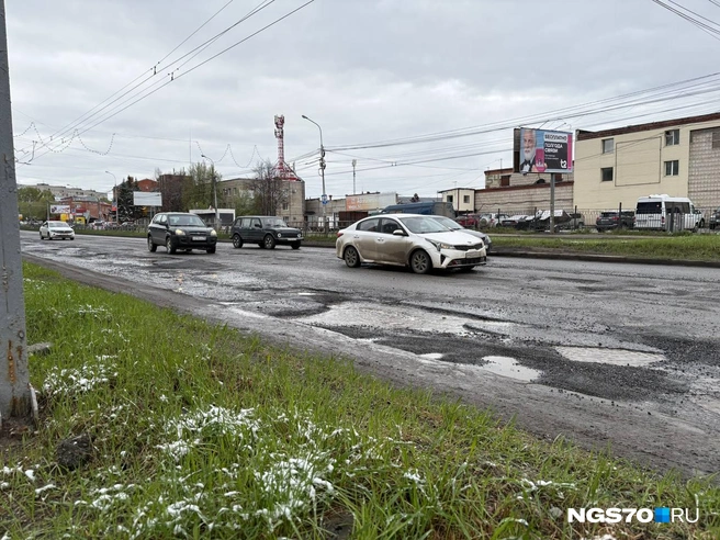Многие автомобилисты предпочитают объезжать эту дорогу | Источник: Мария Лобанова / NGS70.RU