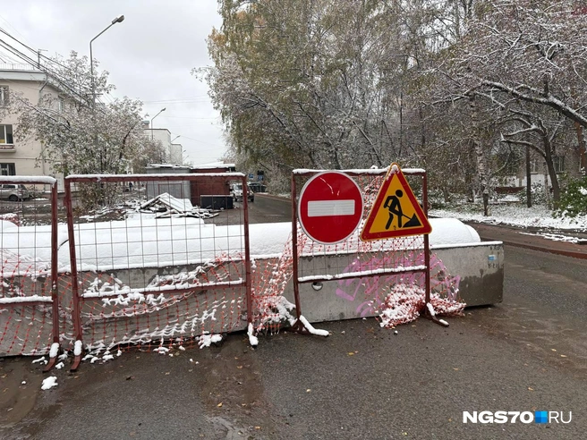 Предупреждение для автомобилистов, что полоса для движения закрыта  | Источник: Мария Лобанова / NGS70.RU 