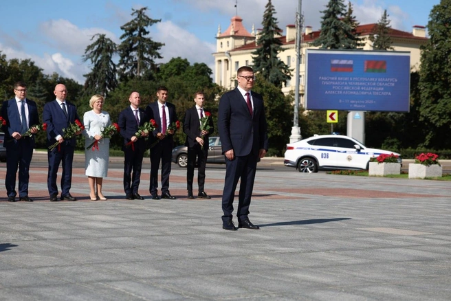 Алексей Текслер почтил память жертв нацистского террора во время Второй мировой войны | Источник: Наиль Фаттахов / пресс-служба правительства Челябинской области