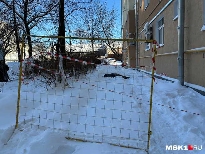 Женщина погибла на юге Москвы из-за упавшей с крыши глыбы льда | Источник: Андрей Кузнецов / MSK1.RU