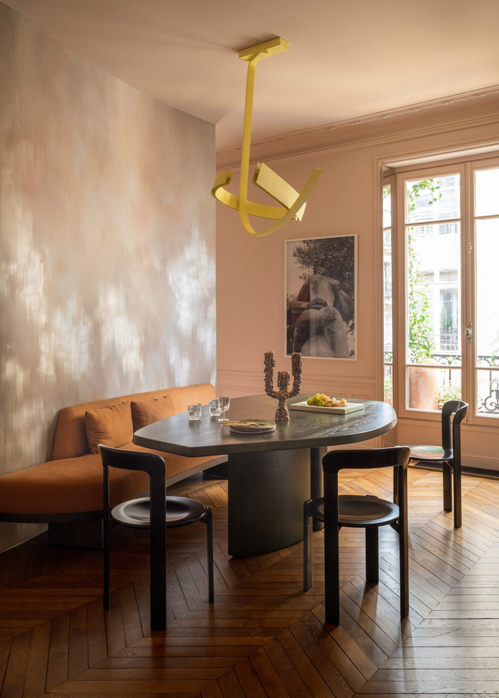 Современный интерьер в классической «османовской» парижской квартире
