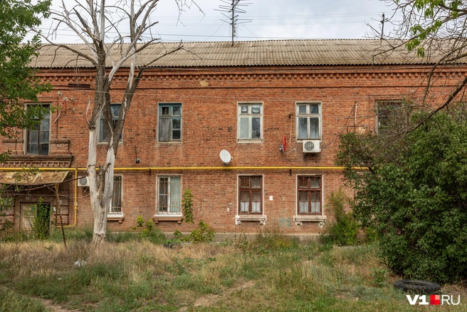 Спутниковые тарелки на фоне старых и давно некрашеных рам выглядят как привет из далекого будущего | Источник: Константин Завриков / V1.RU