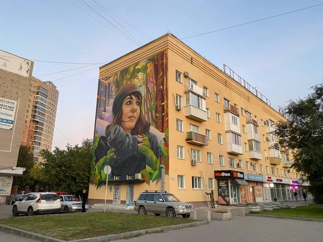 Мурал хорошо виден со стороны остановки «Дом туриста» | Источник: Тамара Башаева / NGS55.RU