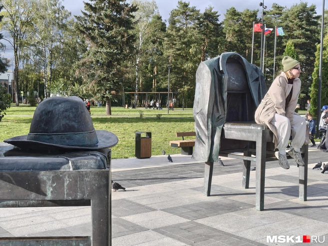 Взрослые нет-нет да тоже залезают на стулья | Источник: Серафима Путиева / MSK1.RU