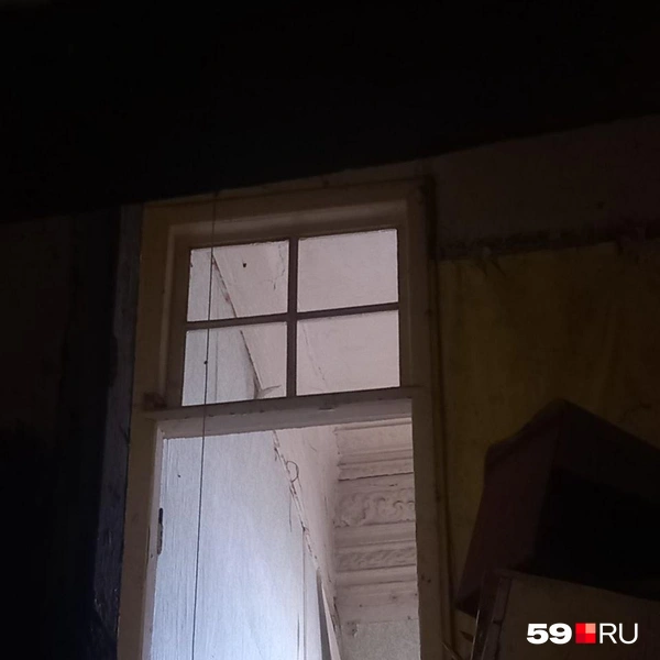По-прежнему заметна лепнина | Источник: Карина Гольдберг, читатель 59.RU