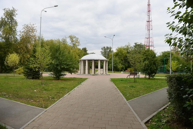 В парке по удобным дорожкам можно покататься на велосипеде или роликах, наслаждаясь красотами уголка живой природы в сердце мегаполиса | Источник: Максим Воробьев 