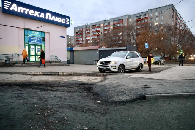 На Чайковского благоустройство внезапно заканчивается | Источник: Михаил Шилкин