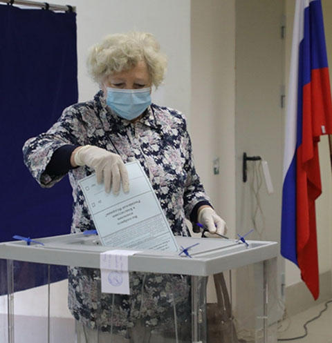 180 мобильных и 73 зонта: что россияне оставили на избирательных участках