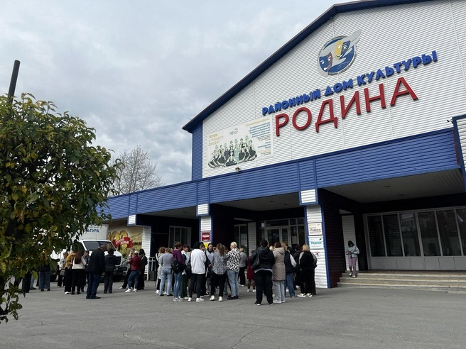 Возле здания ДК собралась толпа | Источник: Анна Скок/NGS.RU