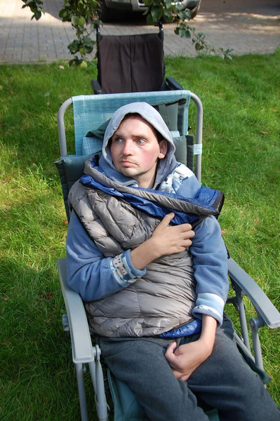 Жена парализованного после инсульта Алексея Янина снялась в откровенном клипе