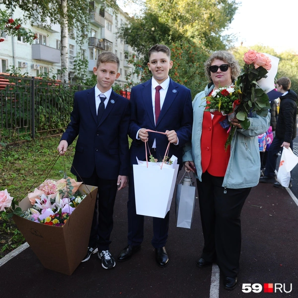 Эти ребята с радостью несли огромные охапки цветов | Источник: Ирина Тропина / 59.RU