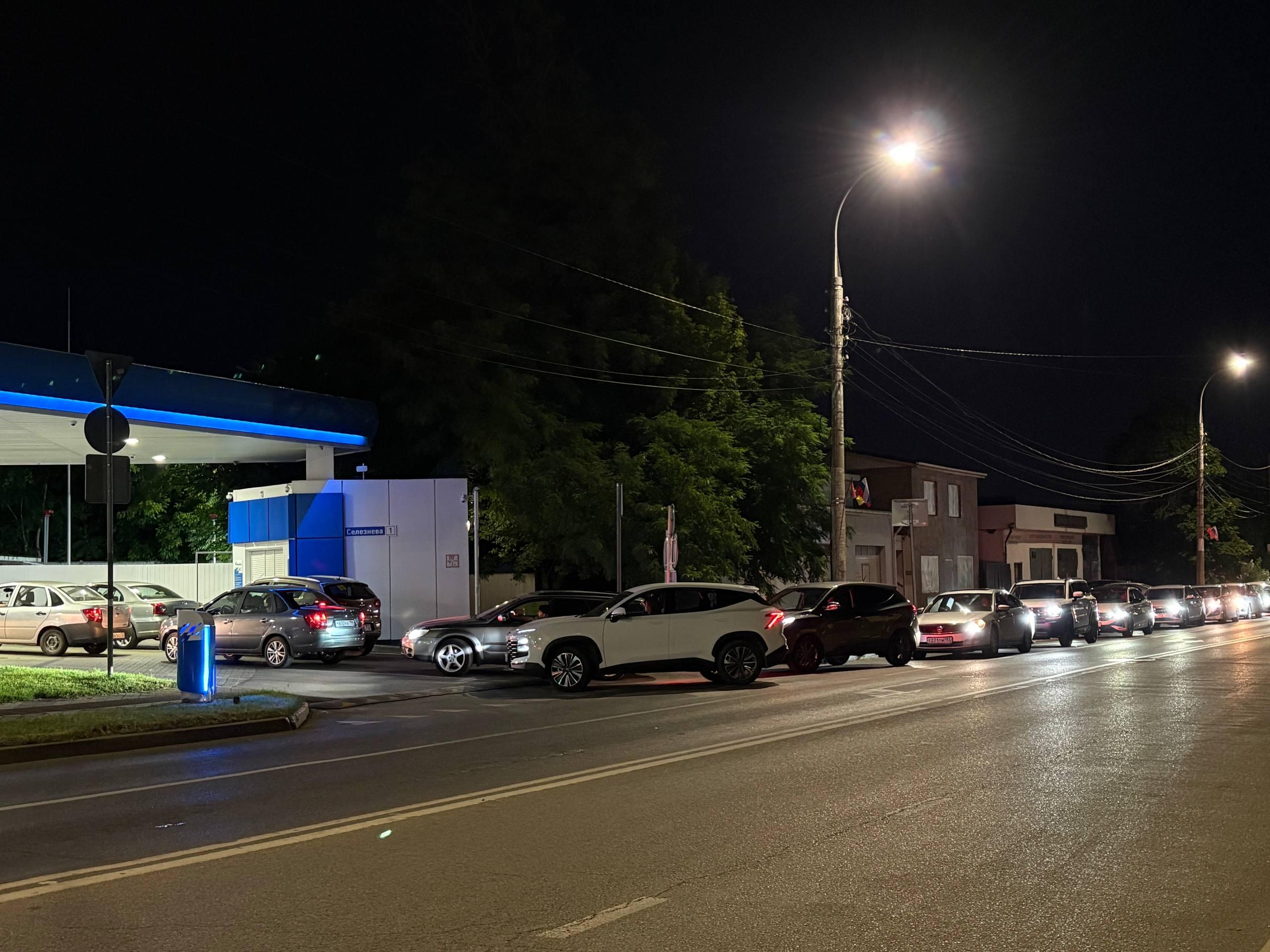 Охота на бензин. Водители Краснодара стоят в очередях за топливом, пока власти говорят, что всё в порядке