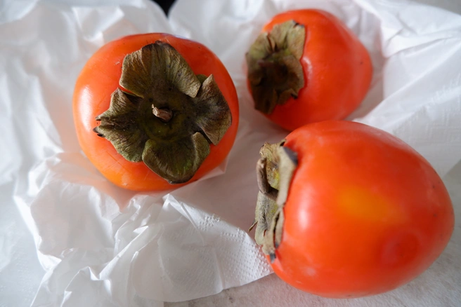 В хурме присутствуют дубильные вещества танины, отвечающие за вяжущий вкус | 142.ru