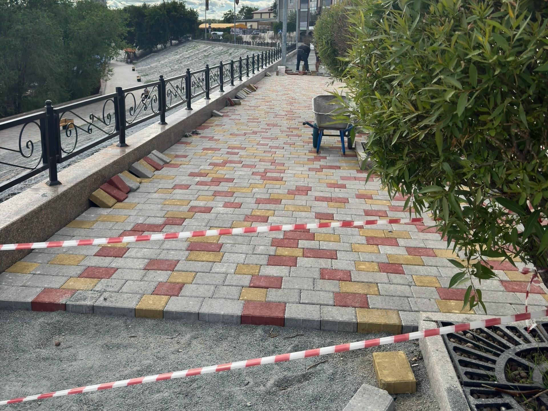 Власти Кургана объяснили, зачем перекладывают плитку на набережной